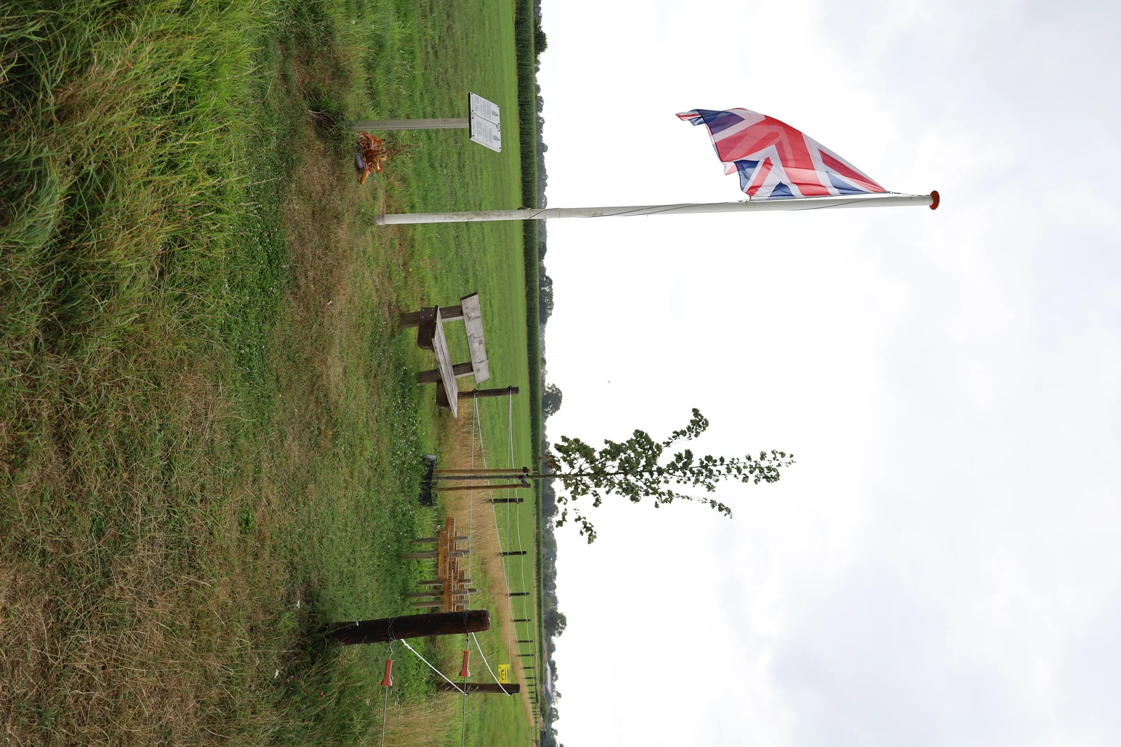Een vlag langs de fietsroute