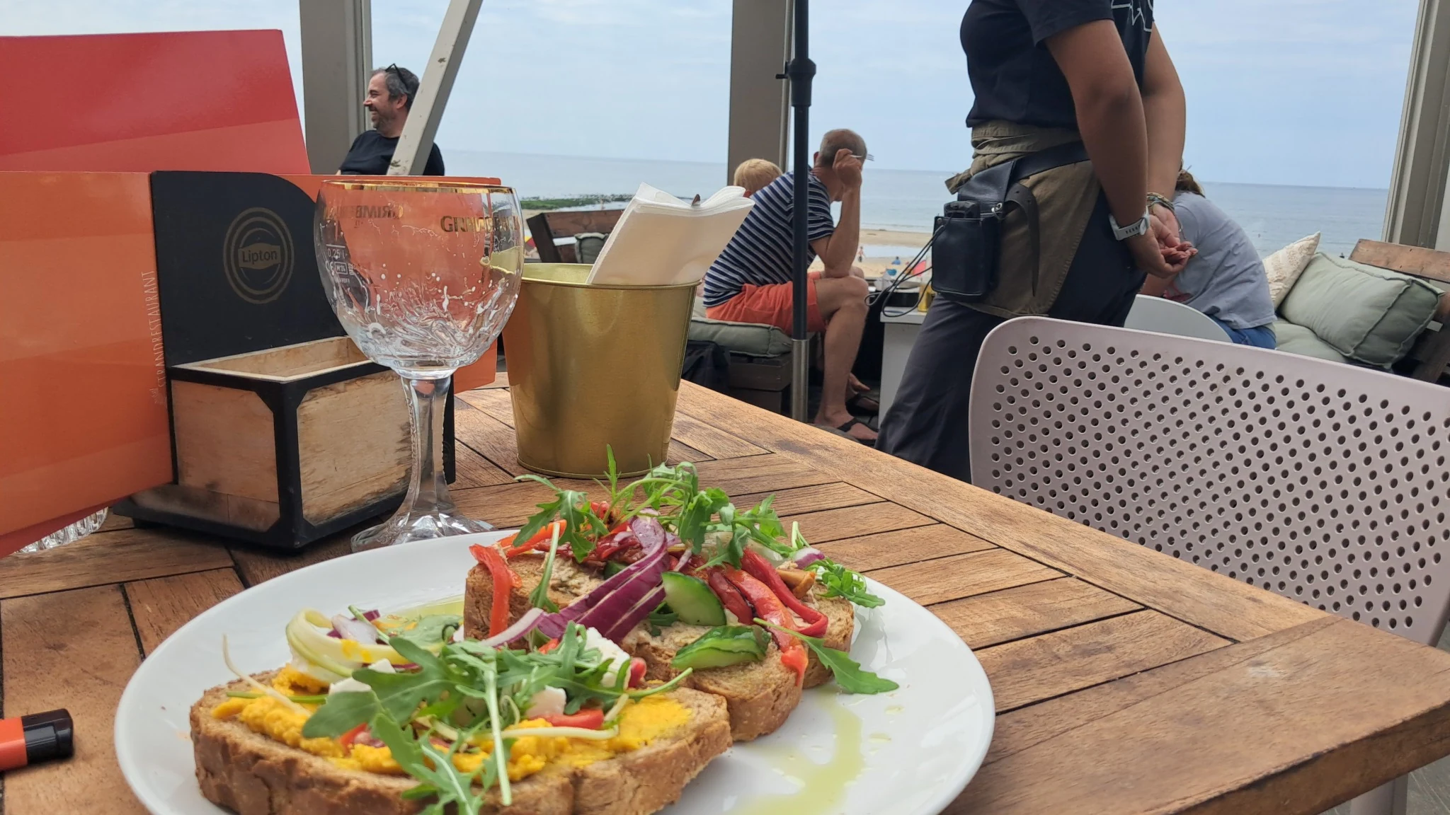 Lunch met uitzicht op zee