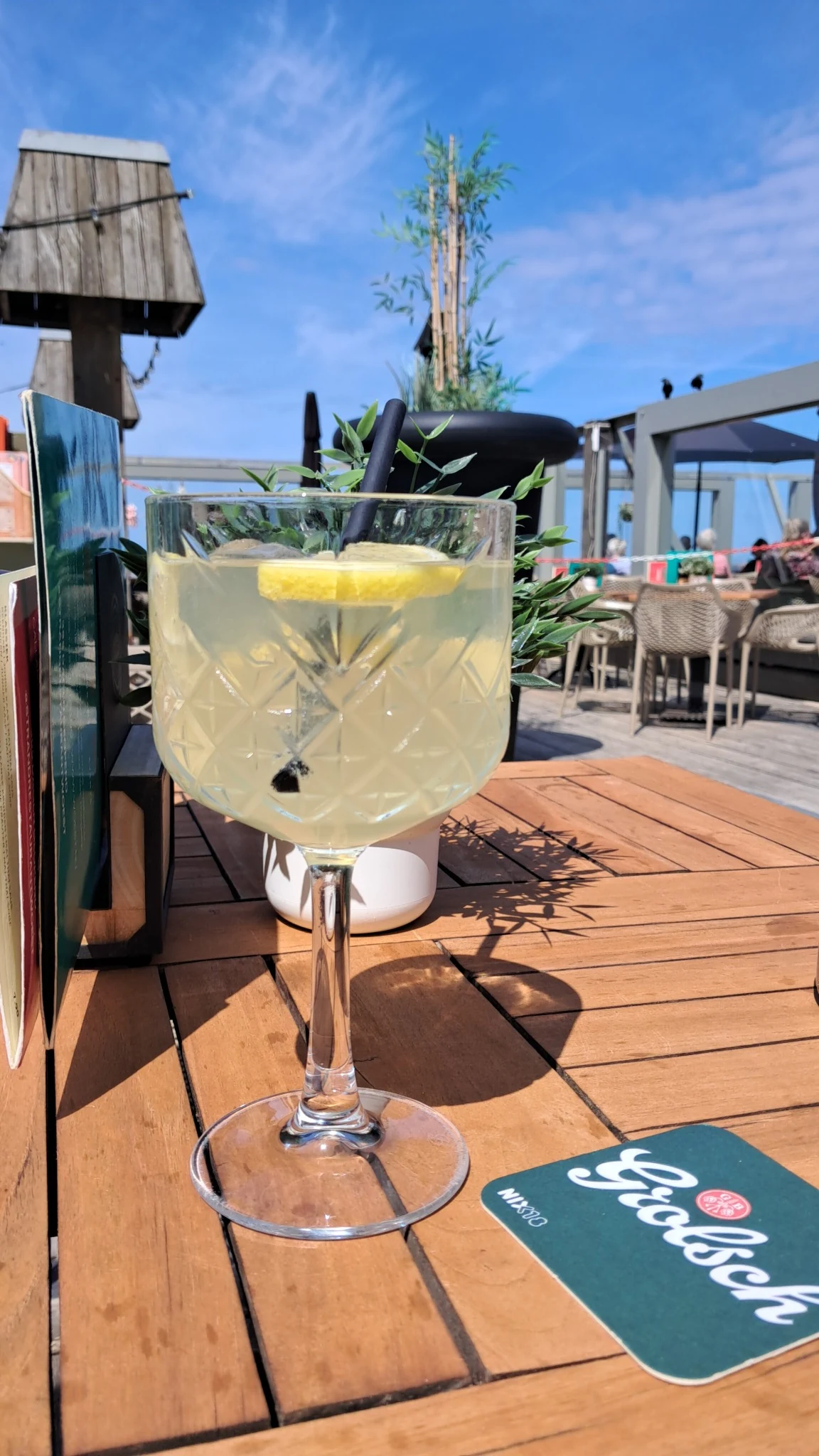 Een zonnige cocktail op het terras